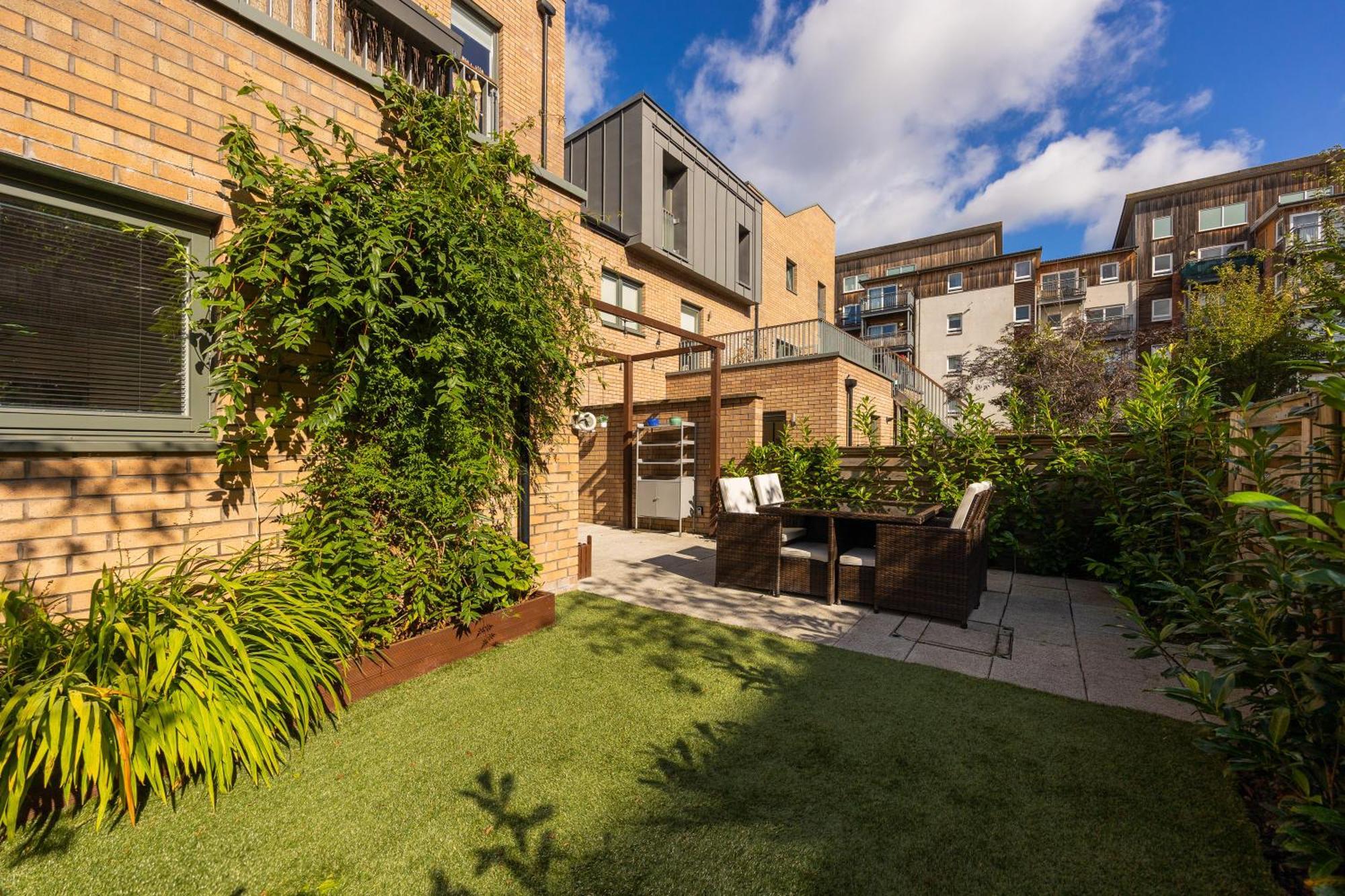 Gorgeous Central 3 Bed House Free Parking & Garden - Edinburgh — Photos 1